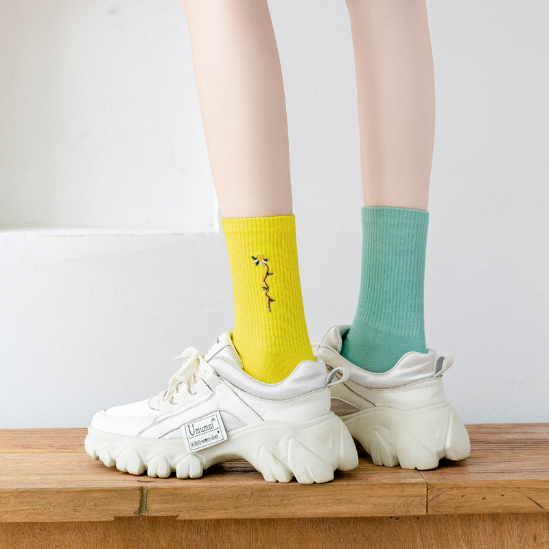 Different color fashion girl embroidery women sport cotton ribbed socks